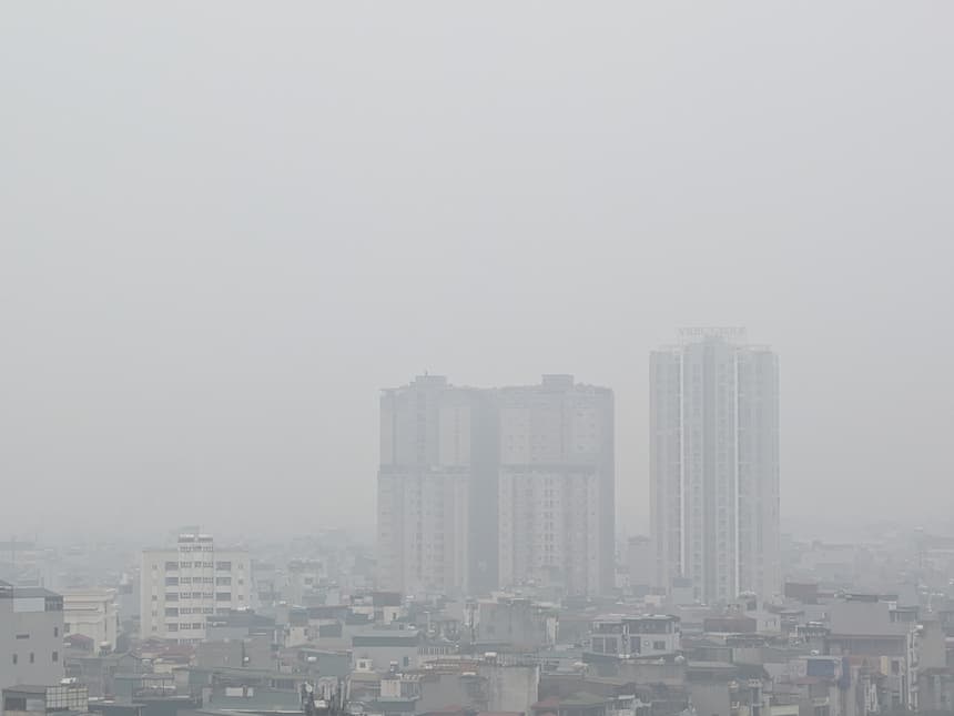 ハノイ市内の朝。街全体が排ガスで白くなっている