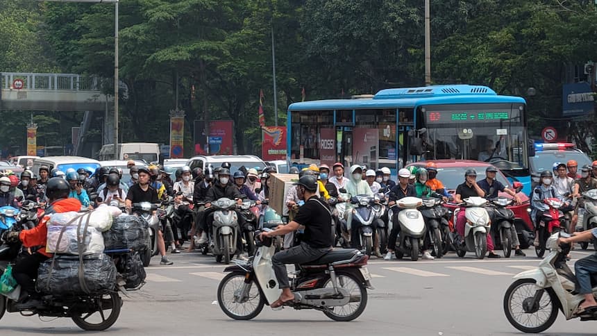 ハノイ市内の道路を埋め尽くすバイク