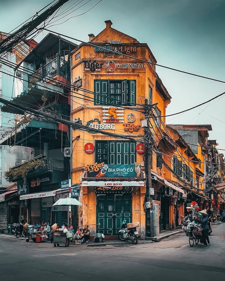 ハノイ旧市街｜フランス式のシャッター窓とベトナム建築が混在する風景