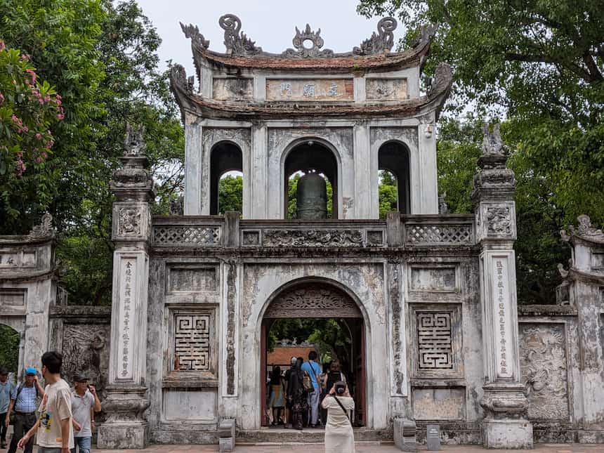 ハノイの文廟（ヴァン・ミエウ）の正門「文廟門」。東南アジア最古級の大学が置かれた場所