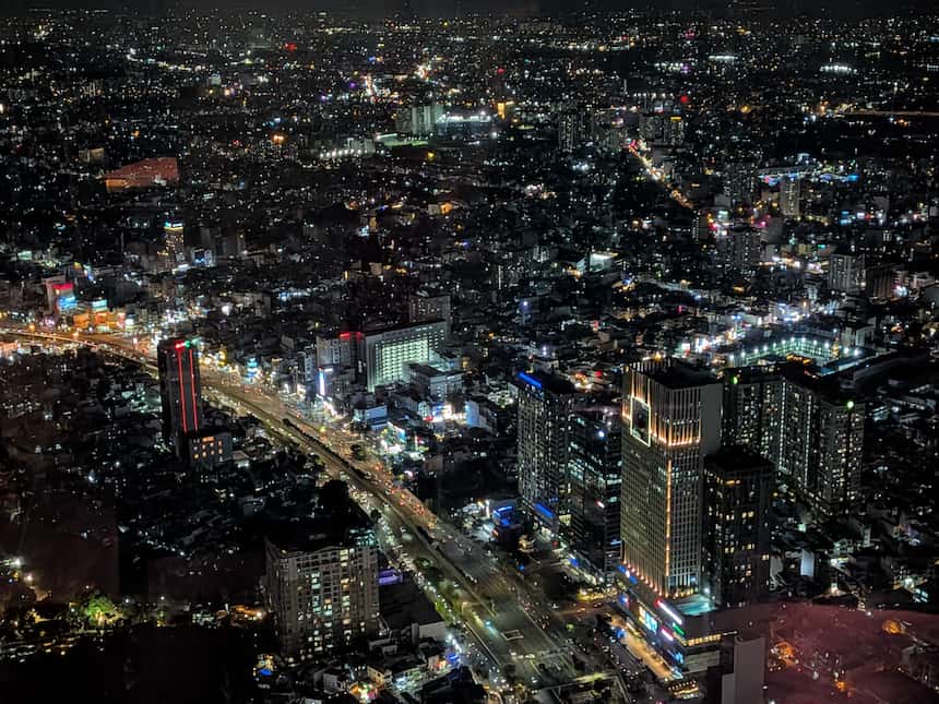 ベトナム一の高層ビル「ランドマーク81」の展望台から望むホーチミン市の夜景