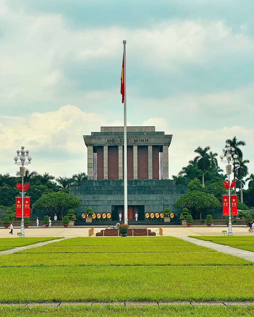 ホー・チ・ミン廟とバーディン広場｜ベトナム建国の父が眠る場所