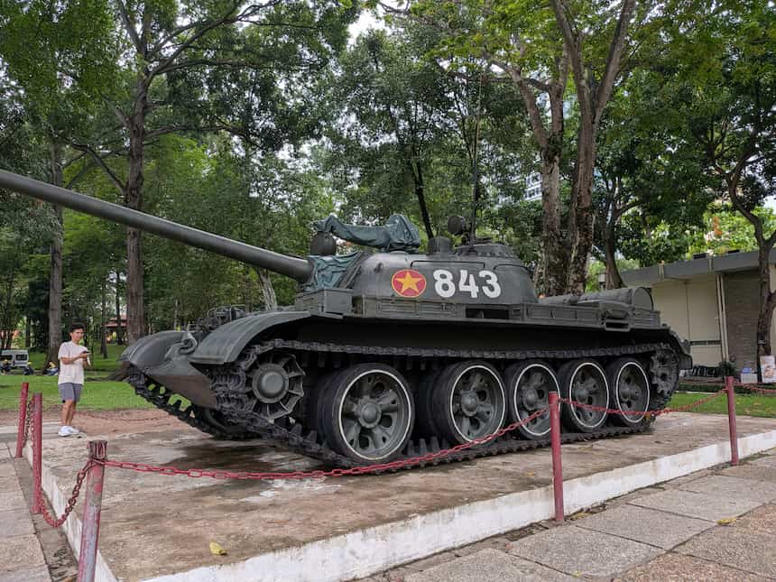統一会堂の庭に展示された843号戦車｜1975年サイゴン陥落時に大統領府へ突入した北ベトナム軍のT-54戦車