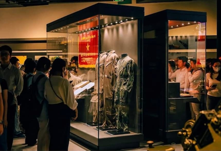 統一会堂に展示された843号戦車｜1975年サイゴン陥落の象徴