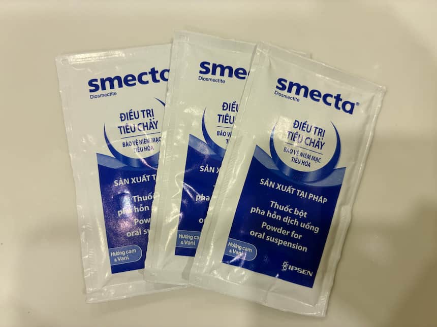 ベトナムの薬局で買えるスメクタ（Smecta）の個包装3袋。下痢止めの常備薬としてバニラ風味の粉薬