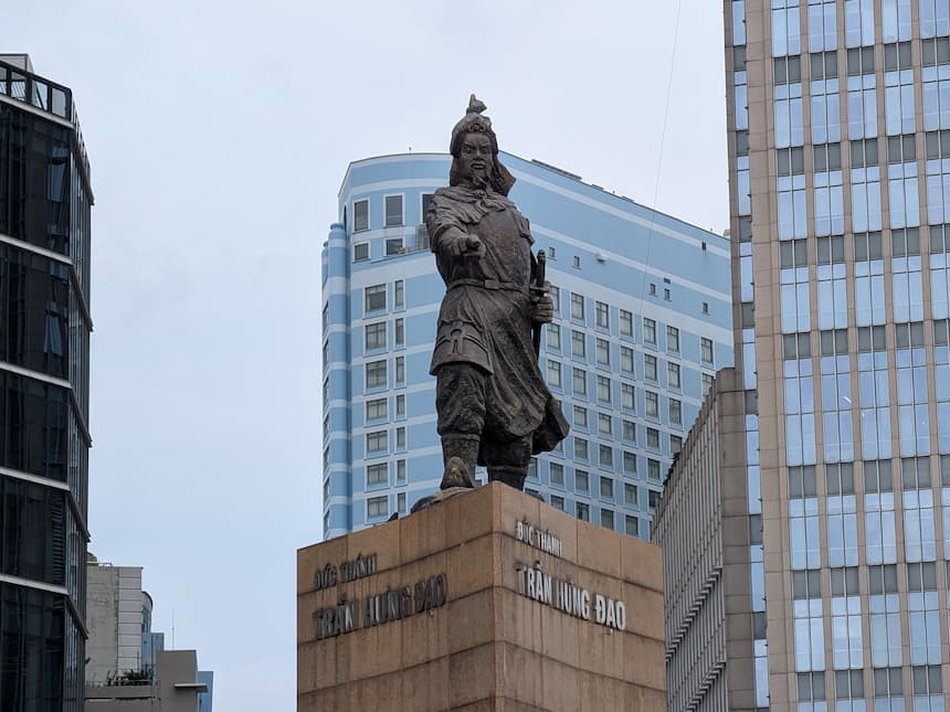 モンゴル軍を3度撃退した英雄チャン・フン・ダオの像。ホーチミン市メリン広場に立ち、背後に高層ビルが並ぶ