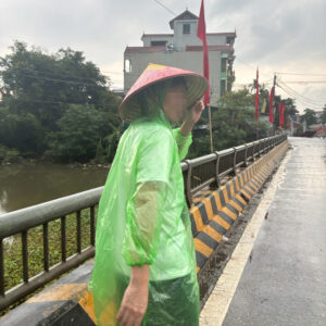 ベトナム雨季の必需品。スコールで出会う、ローカル御用達の「It」レインコート