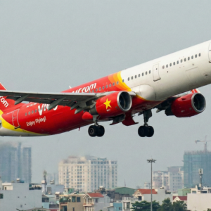 ベトジェットの制服が可愛すぎた！赤トップス×短パン姿に衝撃【搭乗記】