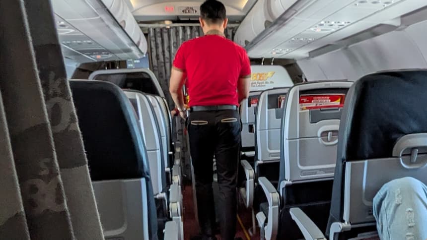 VietjetAirの男性CA