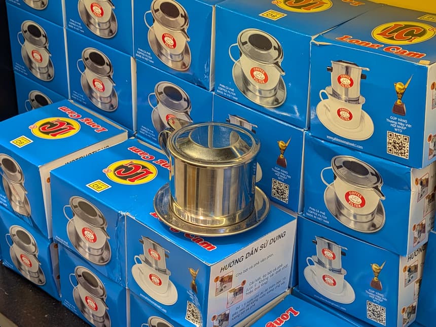 お土産用のカフェフィン ステンレス製の金属コーヒーフィルターと青い箱のパッケージ