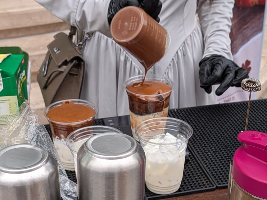 路上カフェでカフェスアダーを作る様子 練乳(Ngôi Sao)の上にコーヒーを注いでいる