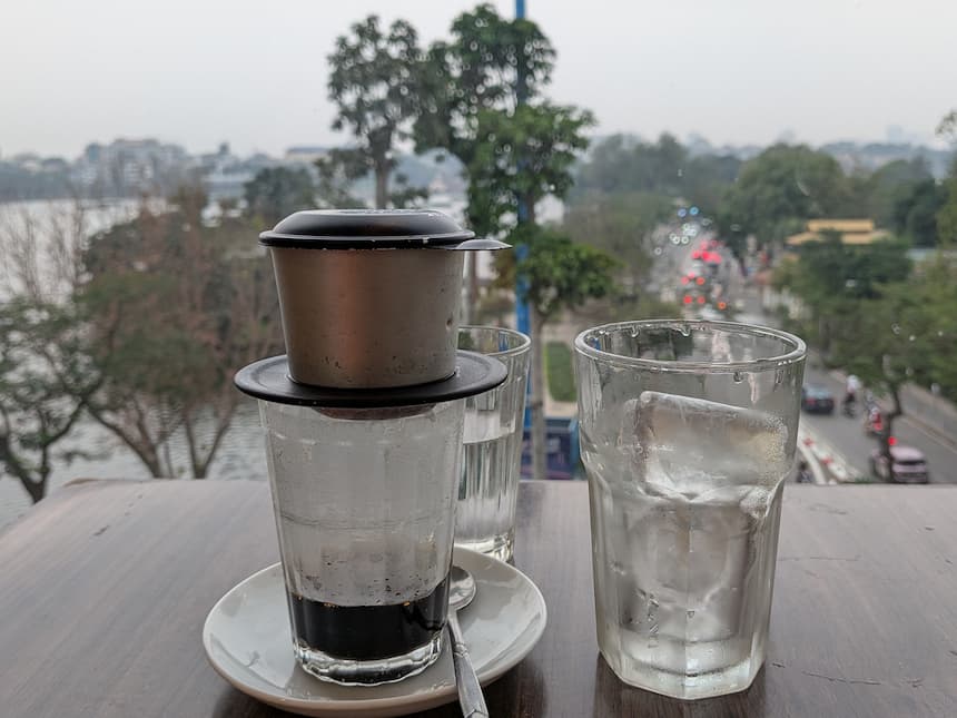 カフェフィンからベトナムコーヒーが一滴ずつ落ちる様子