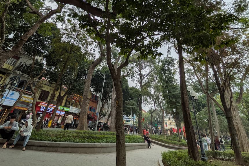 日中のホアンキエム湖周辺｜人通りが多く安全度の高いエリア