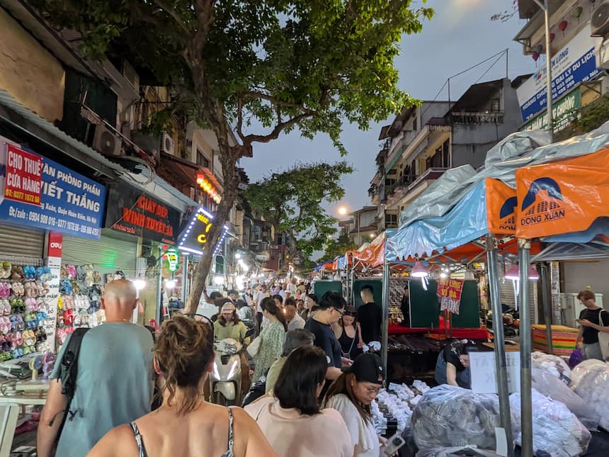 ハノイ旧市街ナイトマーケットの混雑｜スリ被害が多発するエリア