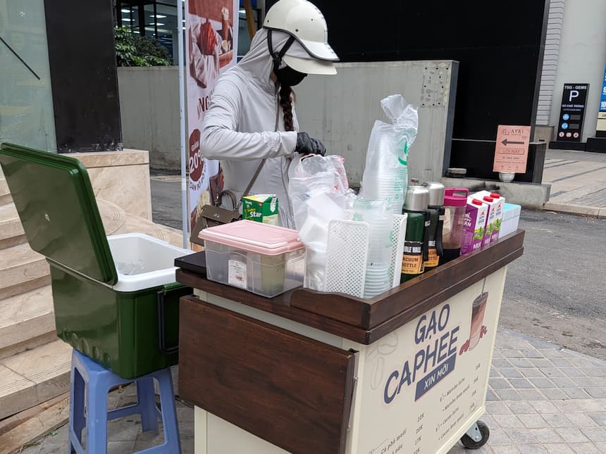 ハノイの路上コーヒー屋台 プラスチックカップと青い椅子のある移動式カート