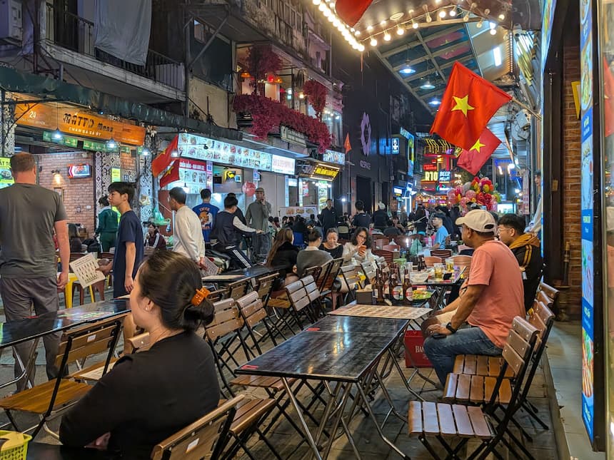 夜のターヒエン通り｜ビアホイが並ぶハノイの飲み屋街