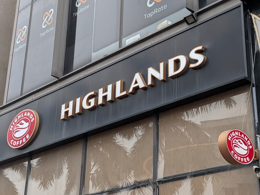 ハイランズコーヒーの店舗外観 ベトナム最大手カフェチェーン