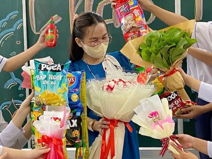 「生徒たちが女性の日に先生へ花束を贈る感謝のシーン