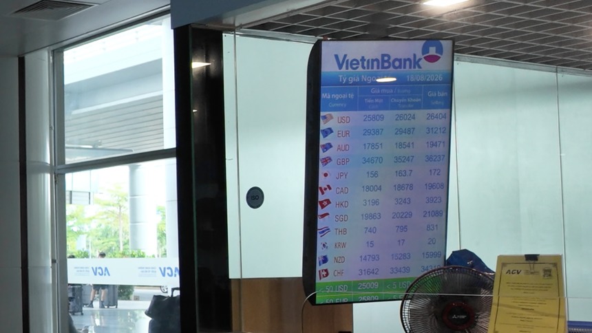 ノイバイ空港VietinBankの為替掲示板。日本円の行に156・163.7・172と3つの数字が並び、現金の買取は156ドン。