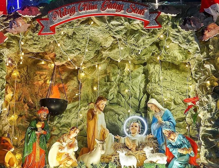 ベトナムの教会前に飾られたクリスマスの馬小屋|Mừng Chúa Giáng Sinhのバナー