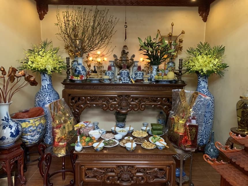 ベトナムの家庭の祖先祭壇|命日やテトに供物が並ぶ伝統的な仏壇