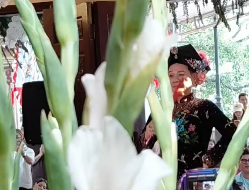 ベトナムの母神信仰ハウドンの様子|民族衣装をまとった霊媒と参拝者