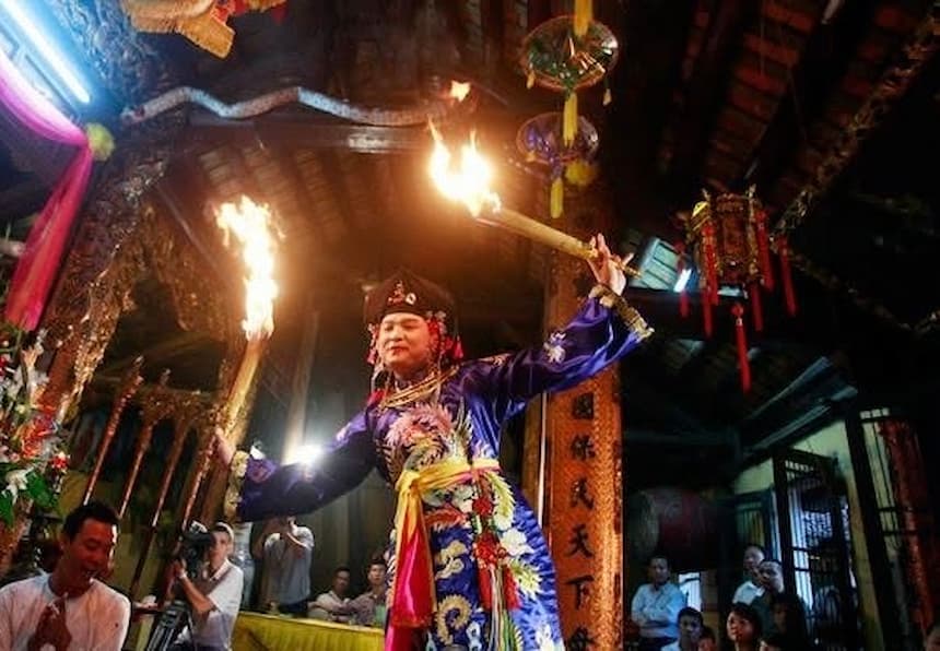 ベトナムの母神信仰ハウドン儀式|剣と火を持つ霊媒(ユネスコ無形文化遺産)