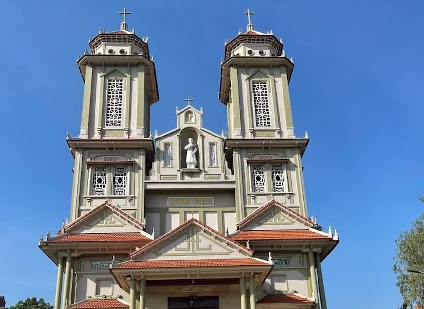 ベトナム北部ナムディン省の教会|田園地帯にそびえる二塔のカトリック教会