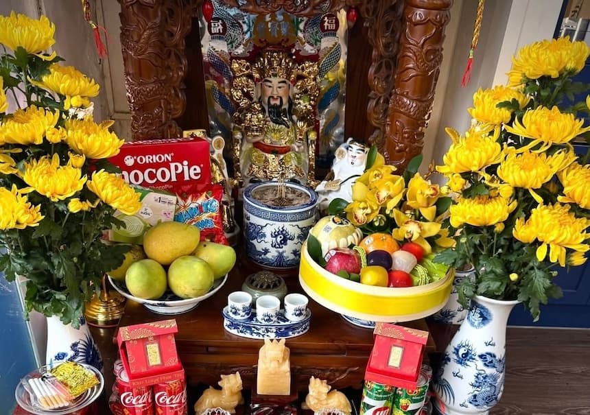 ベトナムの商店に置かれた土地神・財神の祭壇|黄色い菊と供え物