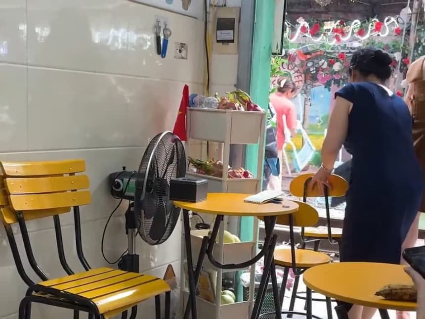 トレインストリートのカフェスタッフが巡回前にテーブルと椅子を撤収する様子