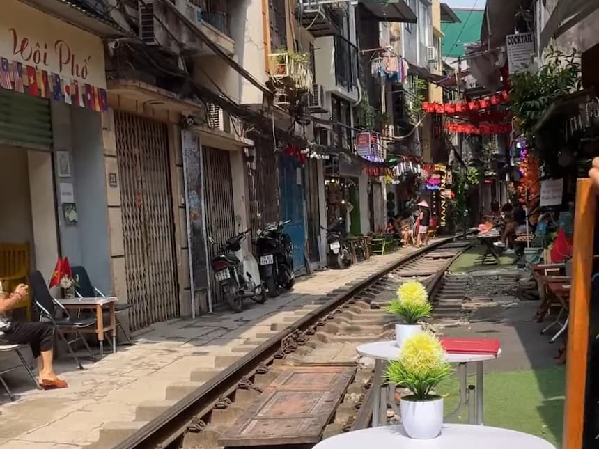 トレインストリートのカフェテラス席から見た線路と住宅街