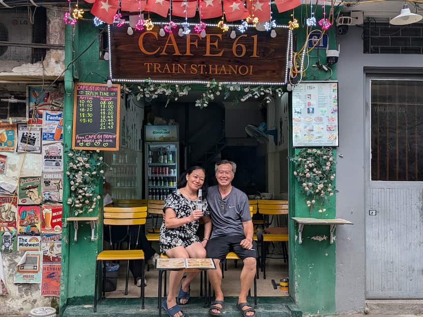 ハノイ・トレインストリート南側のカフェ「CAFE 61」の店主夫妻（2026年7月取材時）