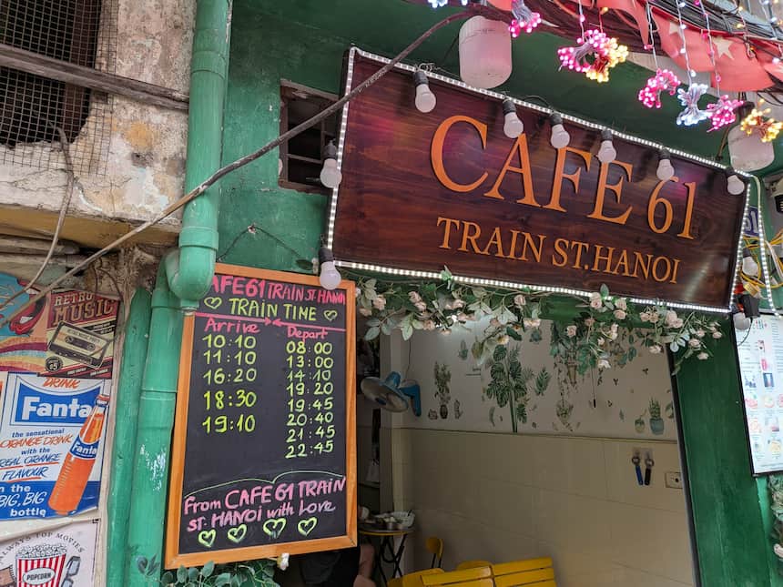 ハノイ・トレインストリート南側のカフェ「CAFE 61」店先に掲示された列車時刻表の黒板（2026年7月1日撮影）