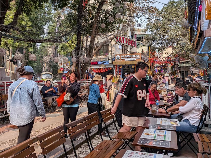トレインストリートのGa Đông Dương(インドシナ駅カフェ)付近の賑わい