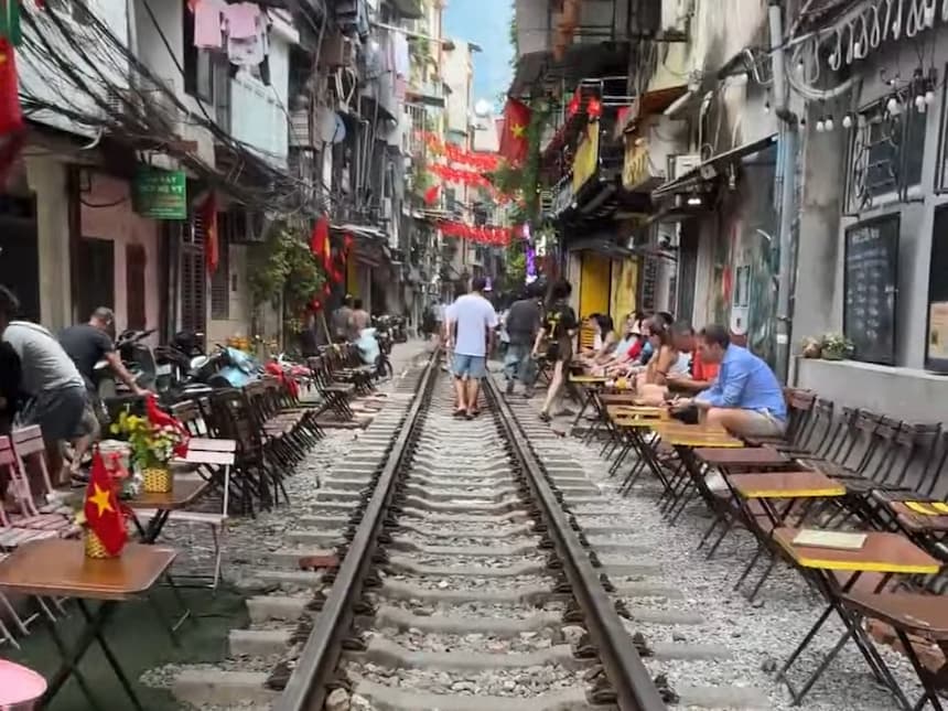 ハノイ・トレインストリートの線路沿いに並ぶカフェと観光客