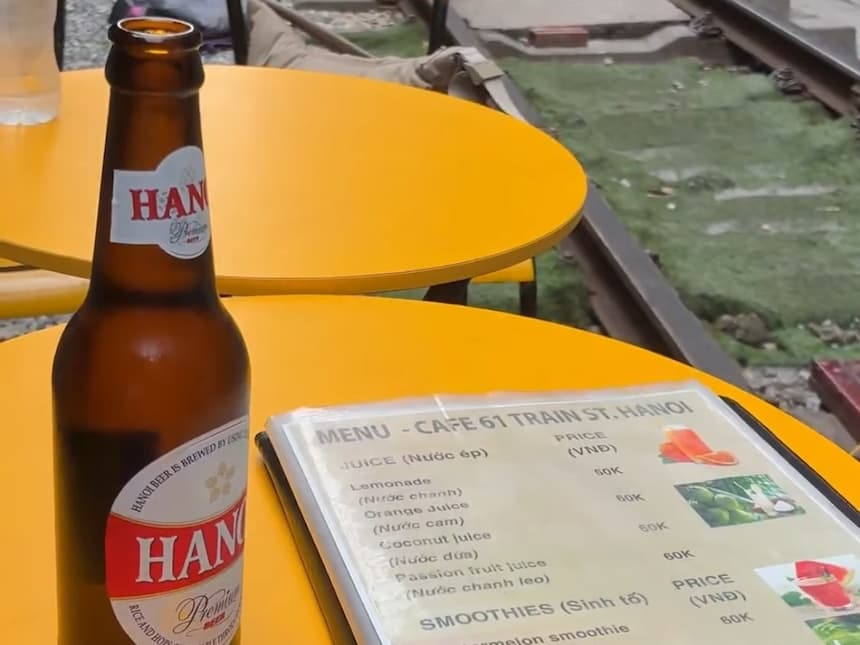 トレインストリートの線路脇カフェで注文したハノイビール
