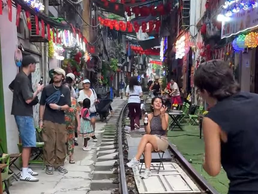 夜のトレインストリートでランタンに照らされた線路と観光客