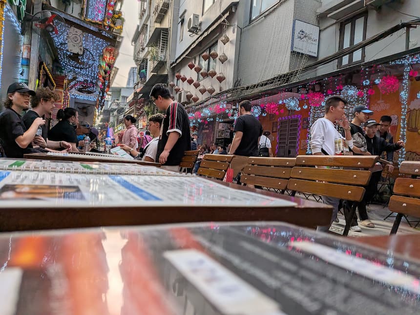 トレインストリート北側のカフェとイルミネーション