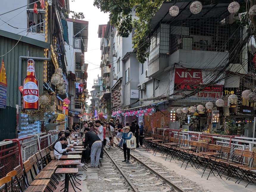 トレインストリート北側エリアの全景とバリケード