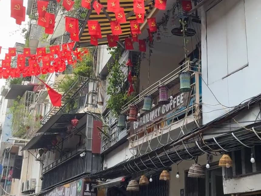 トレインストリートのRAILWAY COFFEEの看板とランタンの装飾