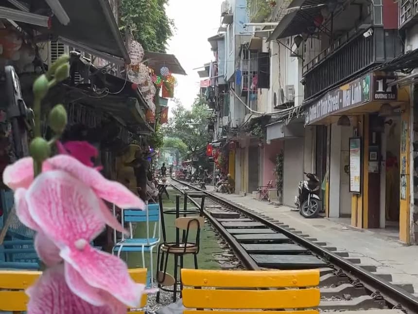 トレインストリート南側エリアのカフェから見た線路の風景