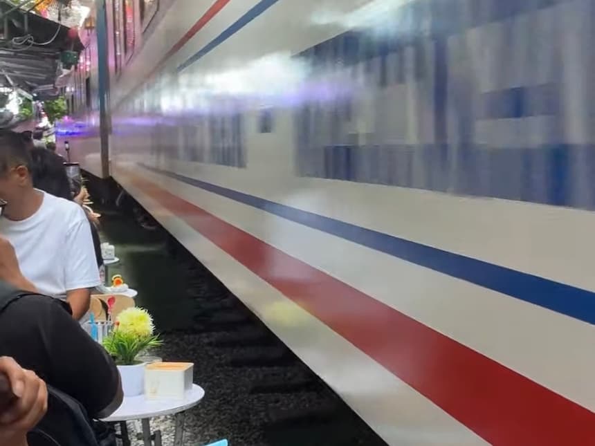 トレインストリートで目の前を通過する列車のゼロ距離体験