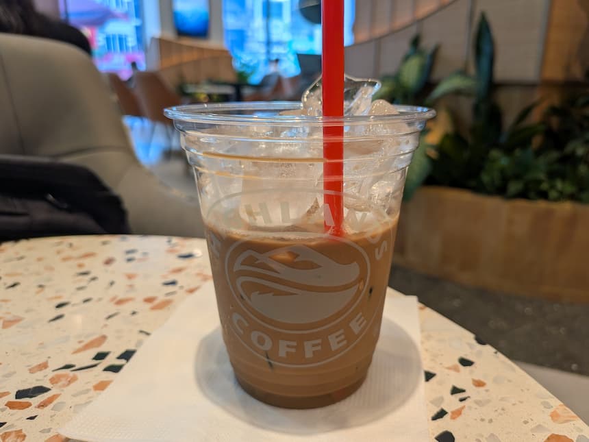 氷が少し溶けたベトナムのアイス練乳コーヒー(カフェ・スア・ダー)