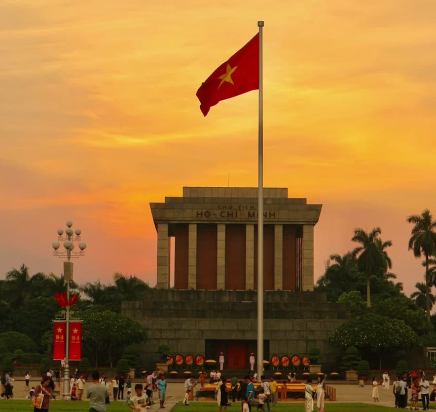夕暮れのバーディン広場、ホーチミン廟の前に翻るベトナム国旗