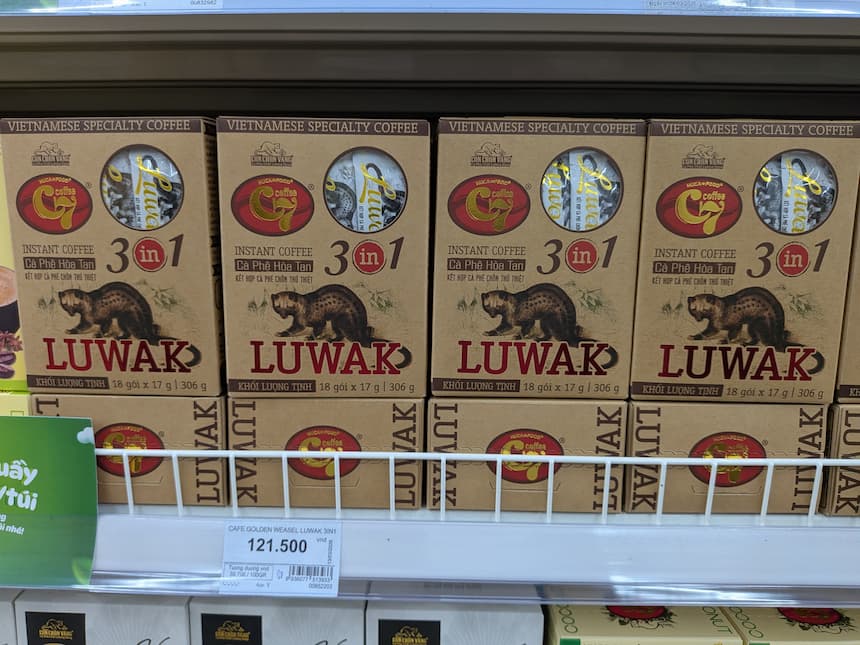 ベトナムのスーパーの棚に並ぶジャコウネココーヒー「CAFE GOLDEN WEASEL LUWAK 3in1」。18袋306gで121,500VNDの値札が付いている