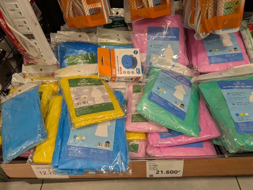 ベトナムのスーパーで販売されているカラフルなレインコート