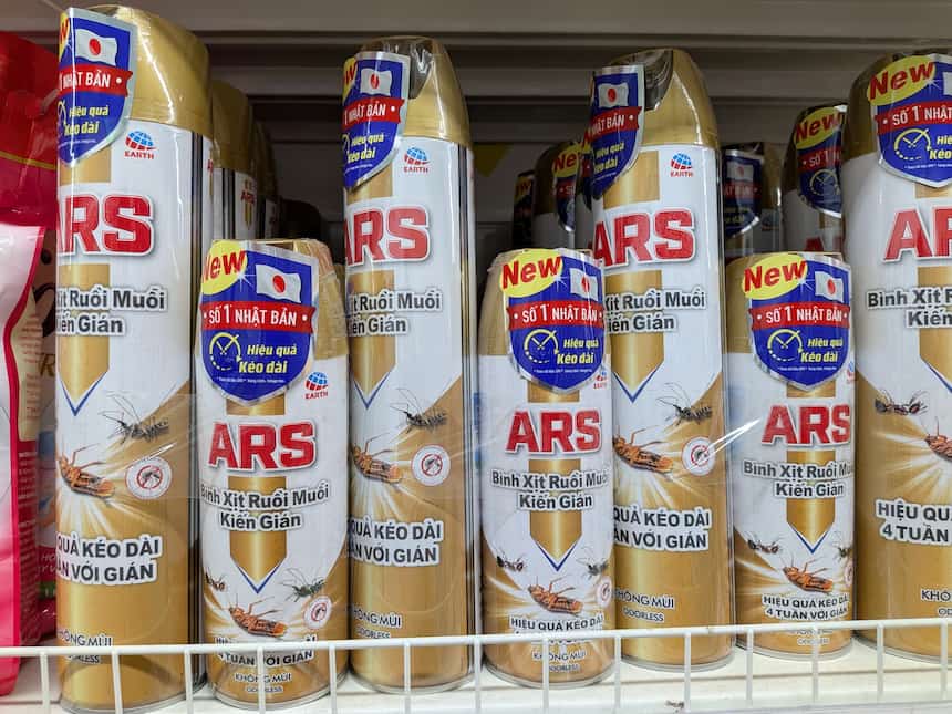 店頭に並ぶARSの日本製虫よけスプレー(蚊・ゴキブリ用)