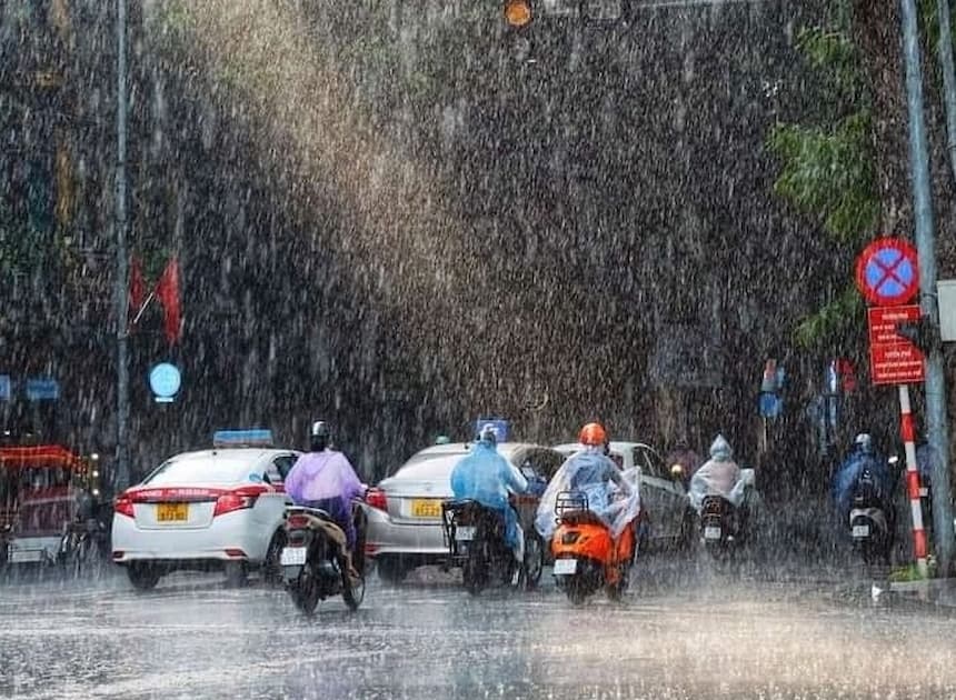 ハノイの豪雨シーン。雨上がりの翌日は蚊が急増する