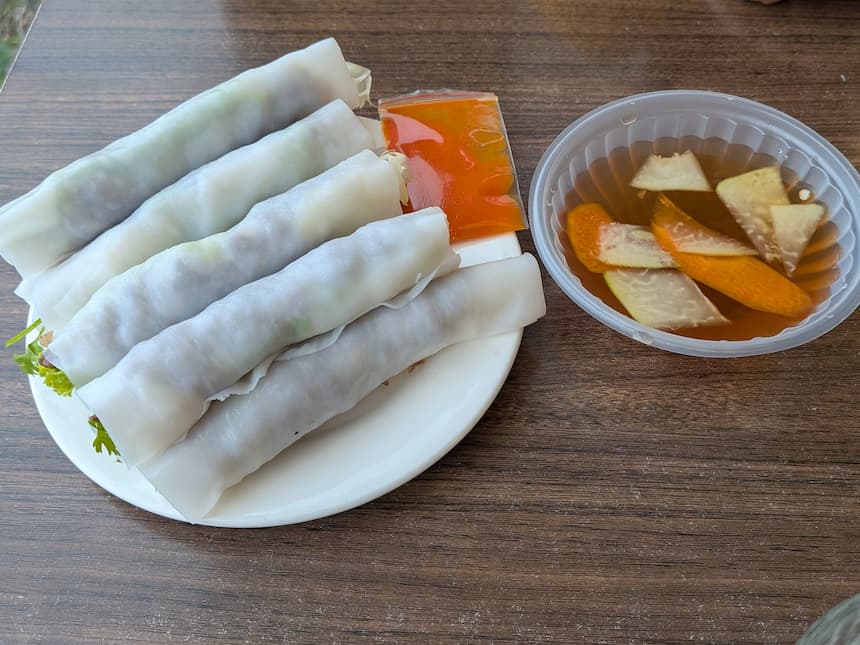 ハノイ名物フォークオン（Phở cuốn）｜米粉の皮で牛肉とハーブを巻いたベトナム生春巻き