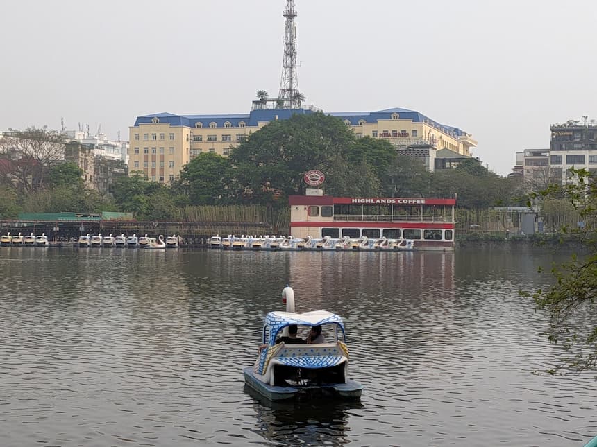 ハイランズコーヒー水上店舗と白鳥ボート上のカップル